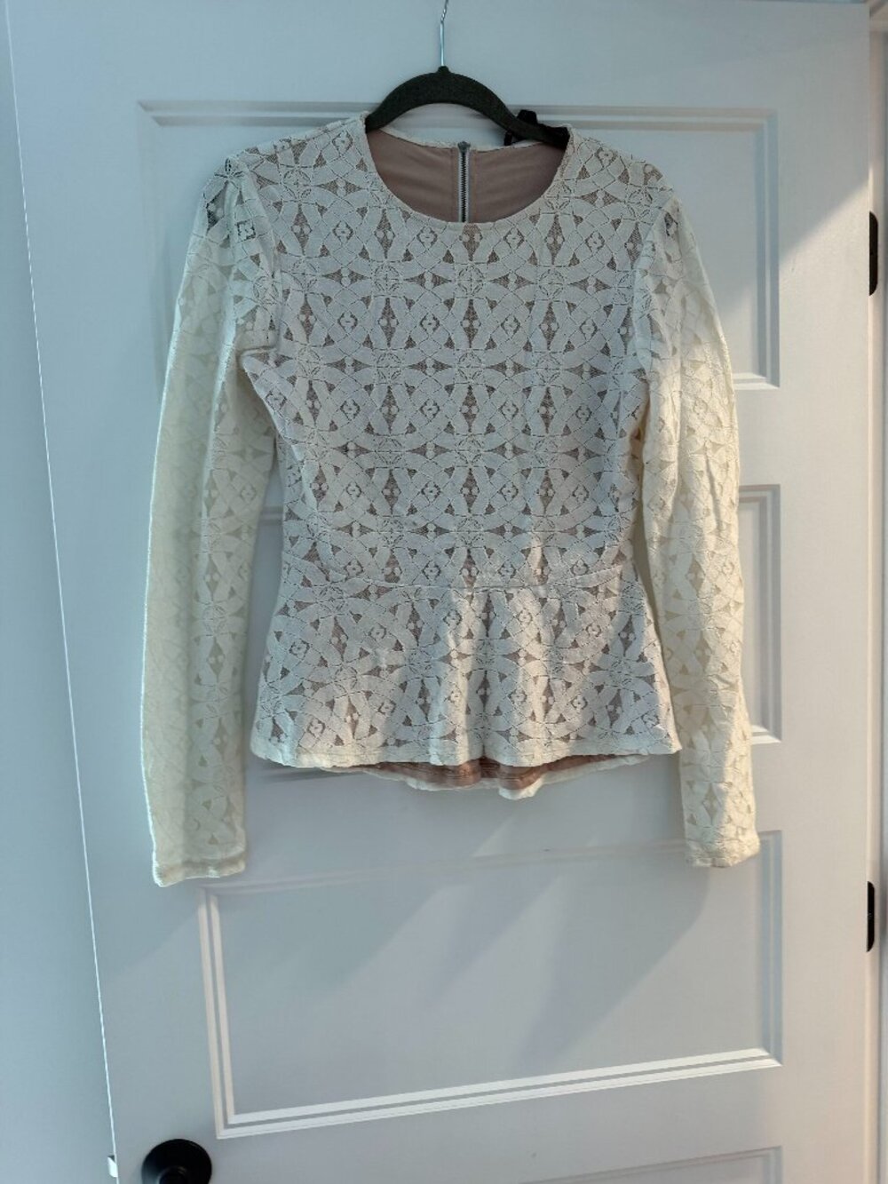 BCBGMAXAZRIA WHITE LACE PEPLUM TOP IN SIZE SMALL
